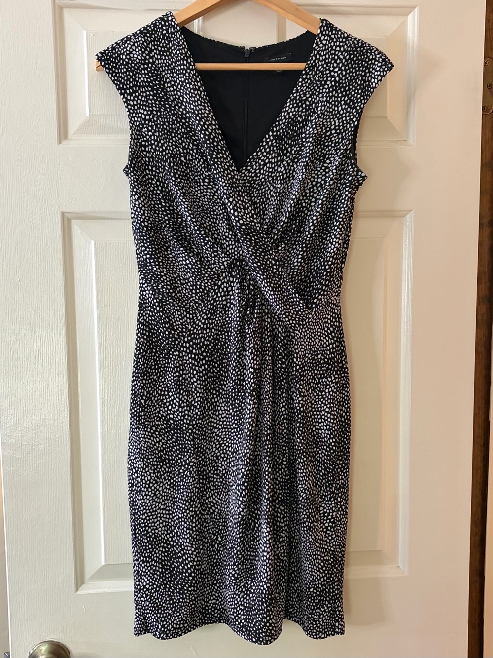 Ann Taylor Black & White Twist Front Sheath Dress Size 2
